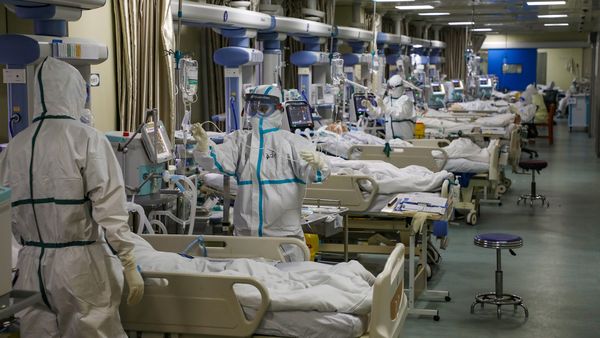 身穿防護服的醫務人員在湖北省武漢市一家指定醫院的重症監護室就診新出現的冠狀病毒患者
