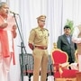 卡納塔克邦州長瓦朱拜·瓦拉（Vajubhai Vala）宣誓就職於周四在班加羅爾叛軍MLA Byrathi Basavaraj。 （PTI）