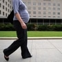 （文件）一名孕妇走过位于华盛顿特区的美国国务院。 （机构）