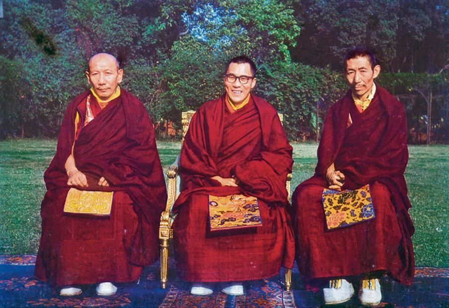 达赖喇嘛（中心）和两位辅导老师凌仁波切（左）和特里扬仁波切一起。印度，1956年。照片由Kyabje LingRinpoché阁下提供