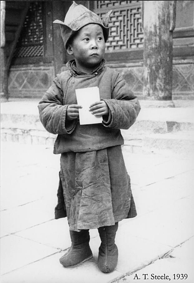 最早的第14届达赖喇嘛照片，Kumbum修道院，1​​939年。图片提供：亚利桑那州立大学亚洲研究中心