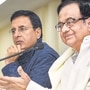 前財政部長奇丹巴拉姆（P. Chidambaram）（右）和國會領導人蘭迪普·蘇里瓦拉（Randeep Surjewala）在新德里（照片：PTI）