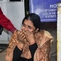 Nirbhaya强奸和谋杀案受害者的母亲在新德里印度最高法院以外作出反应。 （PTI）