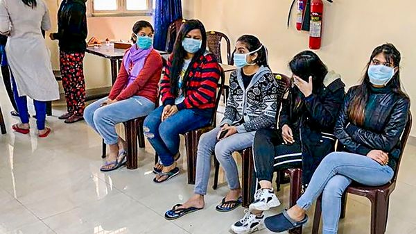 從冠狀病毒襲擊的中國武漢省湖北空運的印度國民在新德里賈瓦拉的ITBP檢疫設施中空運了