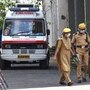 戴着口罩的安全人员退出了特别隔离病房，该病房为喀拉拉邦高知医学院的新型冠状病毒患者提供治疗。 （PTI）