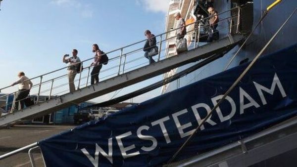 2020年2月15日，荷兰美国专线公司拥有的MS Westerdam乘客从MS Westerdam下船，在柬埔寨西哈努克港 