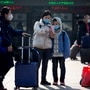 周五，旅行者在北京北京站外擺姿勢拍照時戴著口罩（照片：AP）