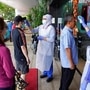 在马来西亚吉隆坡的一家医院中，护士在冠状病毒筛查程序中检查访客的体温（AP）
