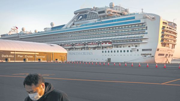 载有3,711人的游轮Diamond Princess上周抵达日本海岸，并在发现一名在香港登机的乘客被感染后被隔离。