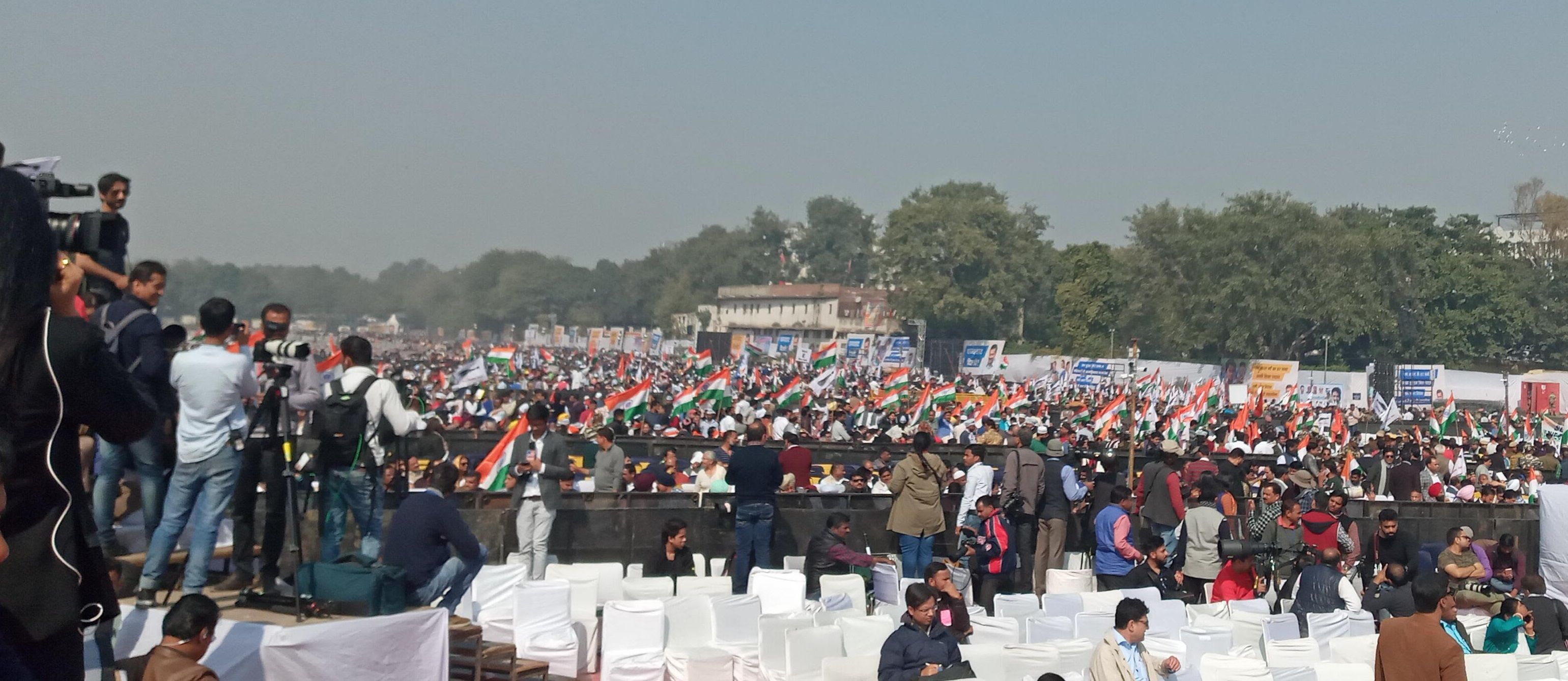 人群在德里拉米拉拉地面上宣誓就职阿文德·基里瓦尔（Arvind Kejriwal）担任德里首席部长