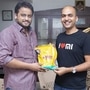小米全球副總裁兼印度董事總經理Manu Kumar Jain親自向客戶交付了Redmi Note 8 Pro手機。 （LinkedIn）
