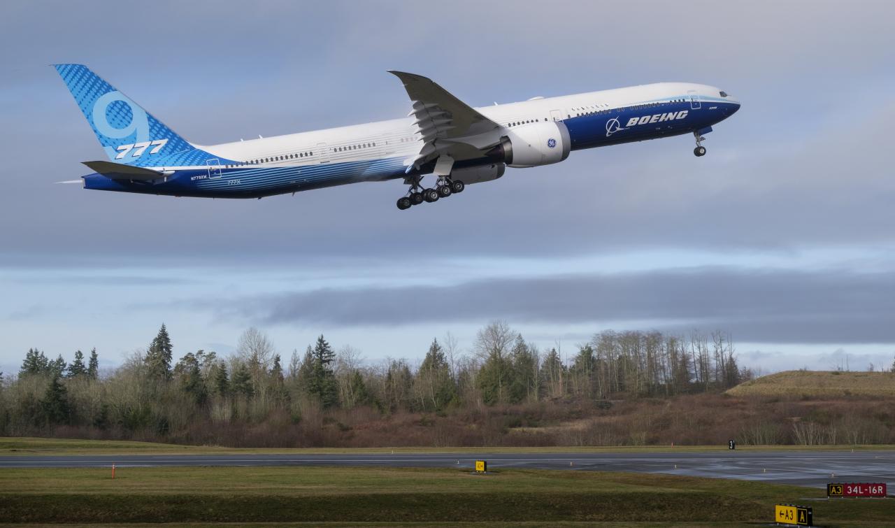 一架波音 777X 客机于 2020 年 1 月 25 日在华盛顿埃弗雷特的佩恩机场起飞，开始首飞。